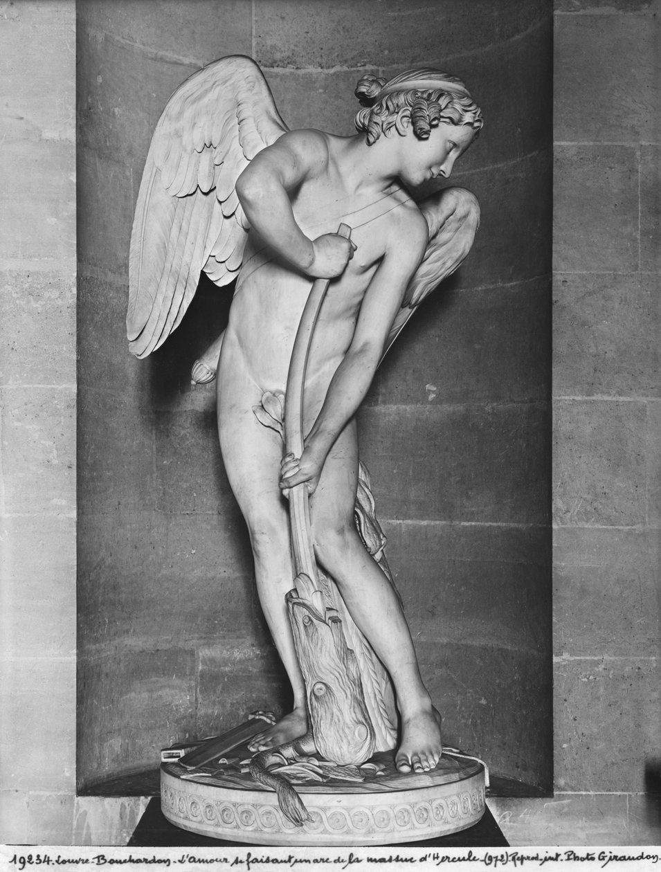 Cupidon sculptant son arc à partir de la massue d