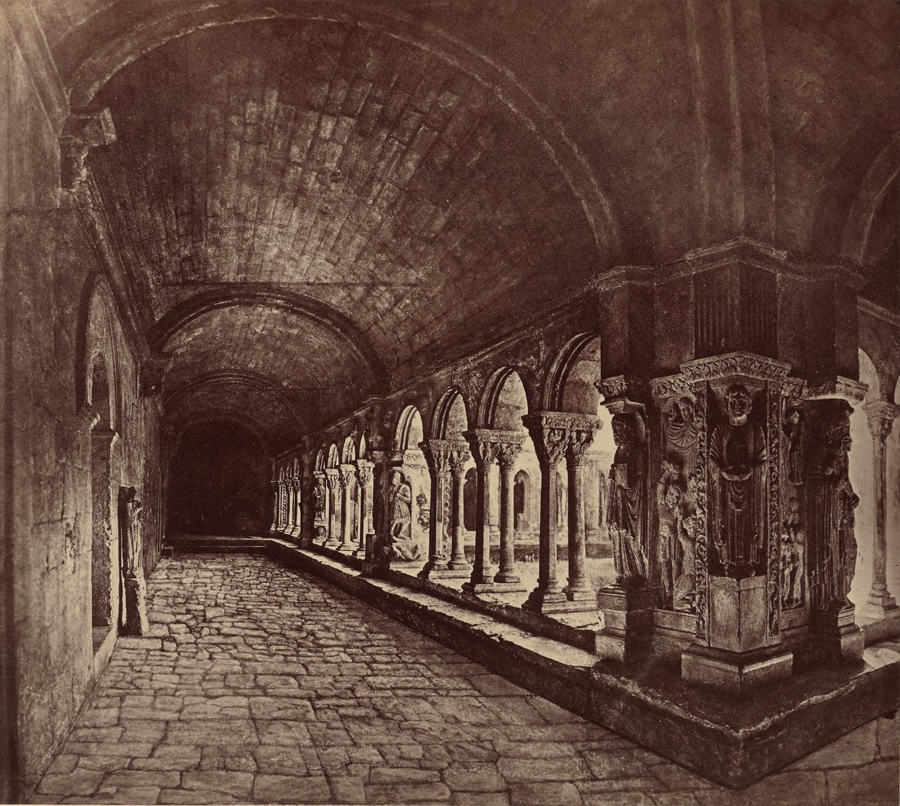 Arles. Cloître Saint-Trophime. - Édouard Baldus