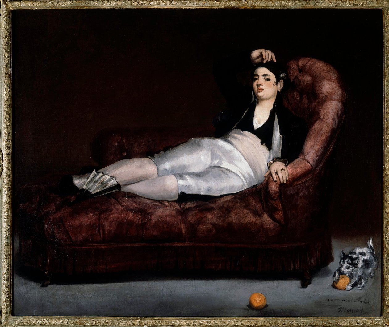 Jeune femme en costume d