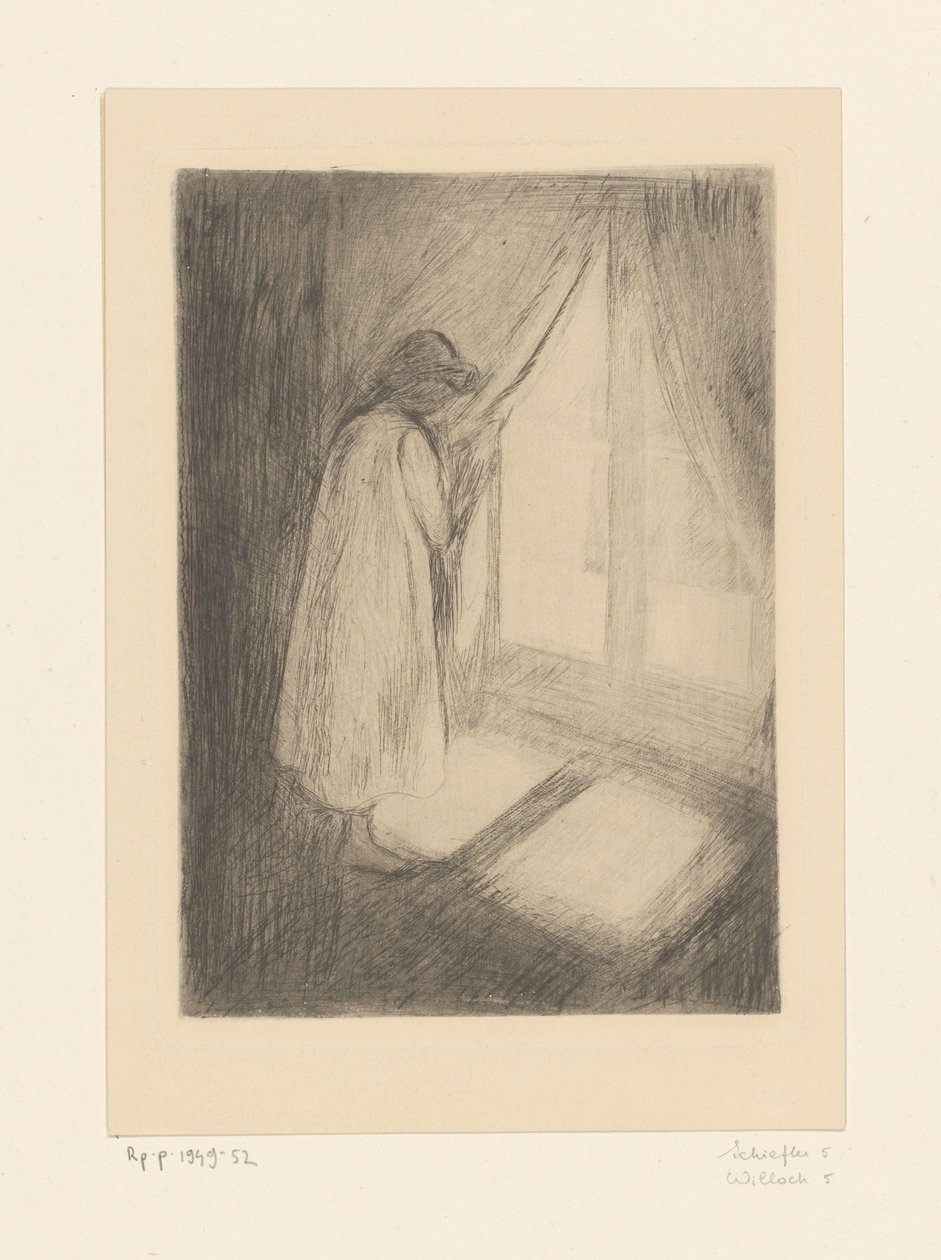 Fille en chemise de nuit près d