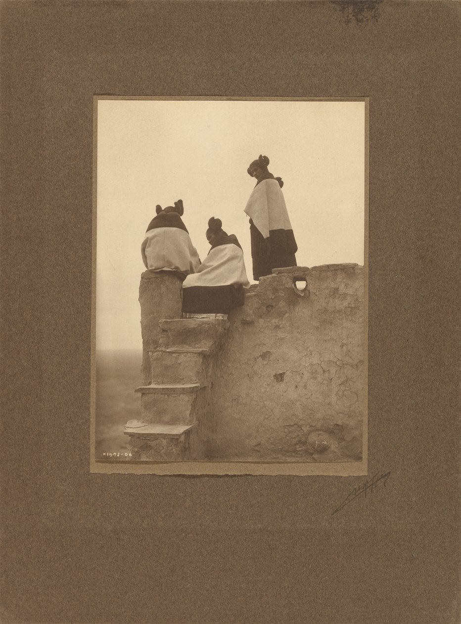 [Hopi, observant les danseurs] - Edward S. Curtis