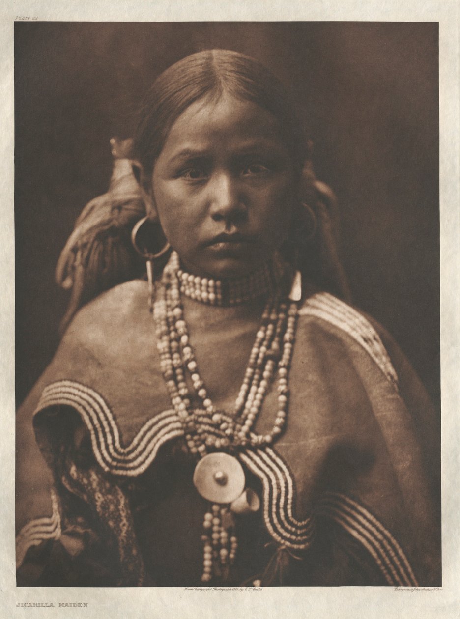 Portfolio I, planche 22 : Jeune fille de Jicarilla - Edward S. Curtis