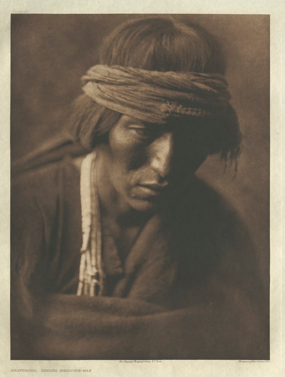 Portfolio I, planche 35 : Homme-médecine Hastobíga-Navaho - Edward S. Curtis