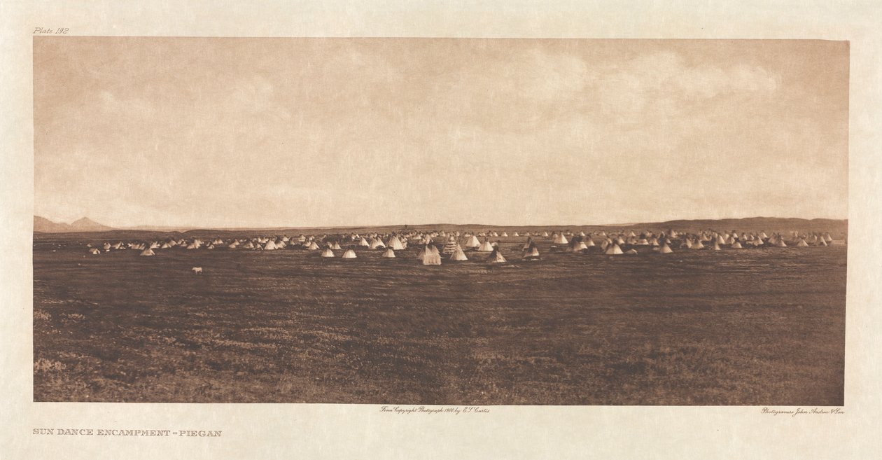 Portfolio VI, Planche 192: Campement de la danse du soleil--Piegan - Edward S. Curtis