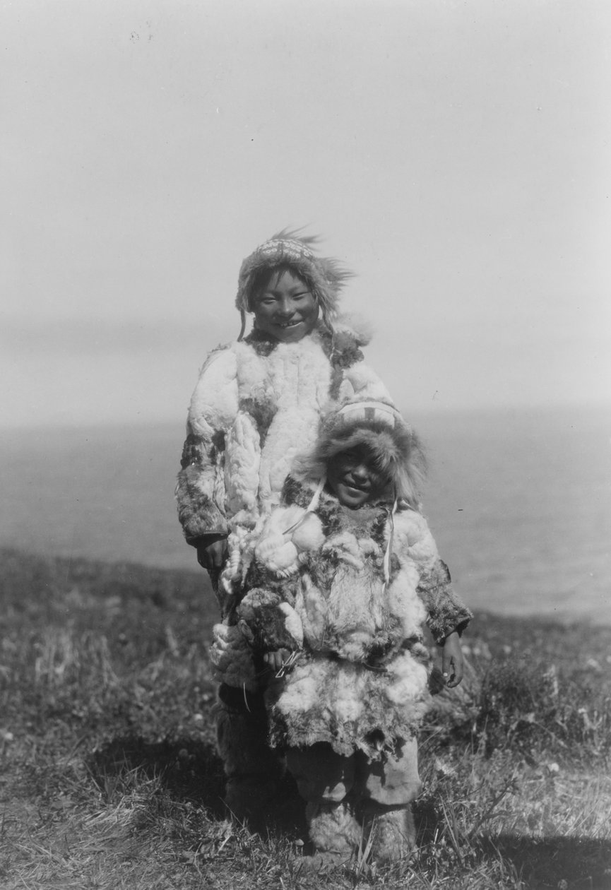 Un jeune enfant et un esquimau plus âgé portant des parkas en peau de canard, île Nunivak, Alaska, vers 1929 - Edward Sheriff Curtis