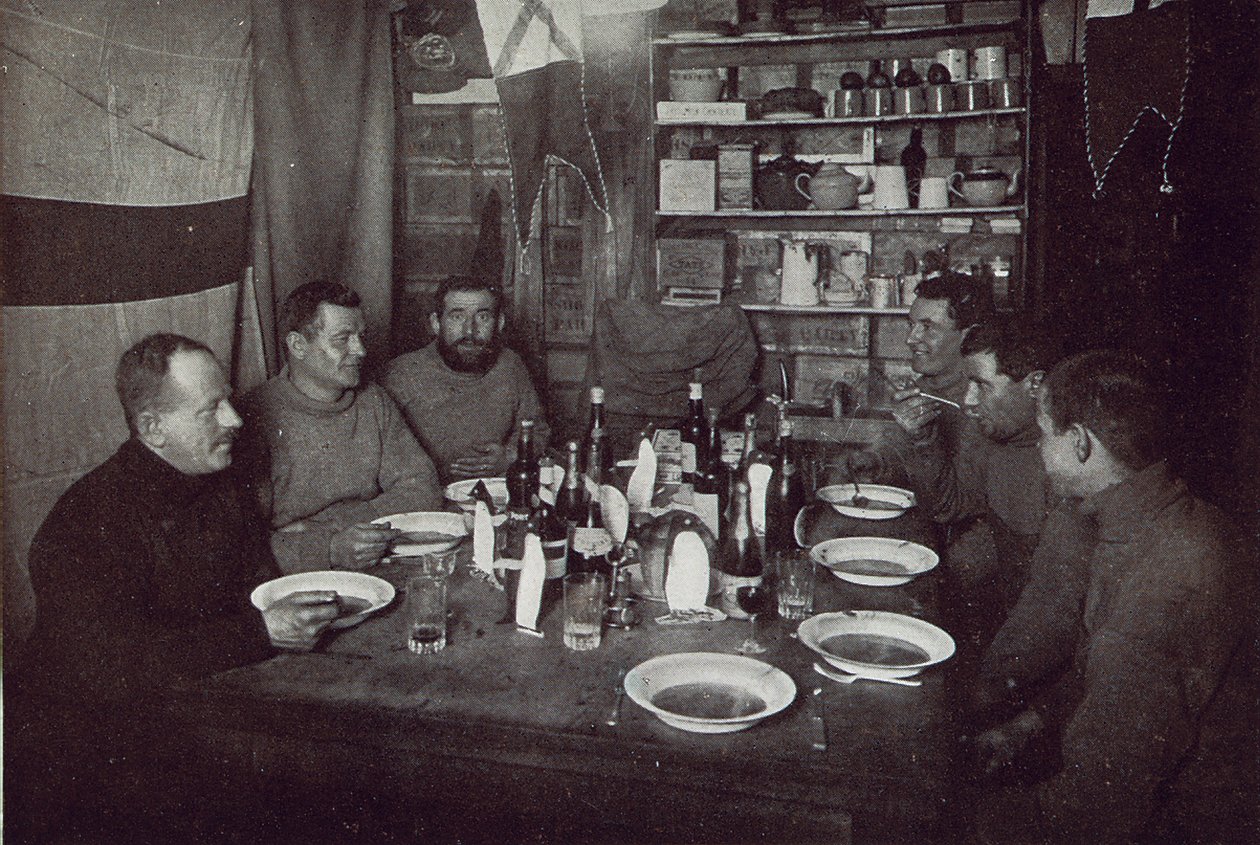 Les Hommes, dîner du jour de Midwinter, Expédition Antarctique Britannique, Cape Evans, 22 juin 1912 - Edward W. Nelson