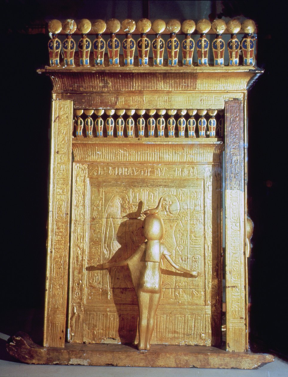Coffre canope en forme de sanctuaire sur un traîneau entouré des déesses gardiennes, de la tombe de Toutankhamon, Nouvel Empire - Egyptian 18th Dynasty