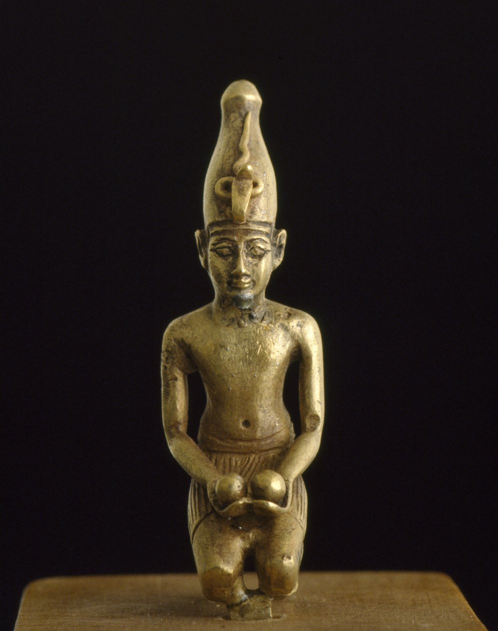 Statuette de roi à la couronne blanche offrant deux bols de vin - Egyptian 19th Dynasty
