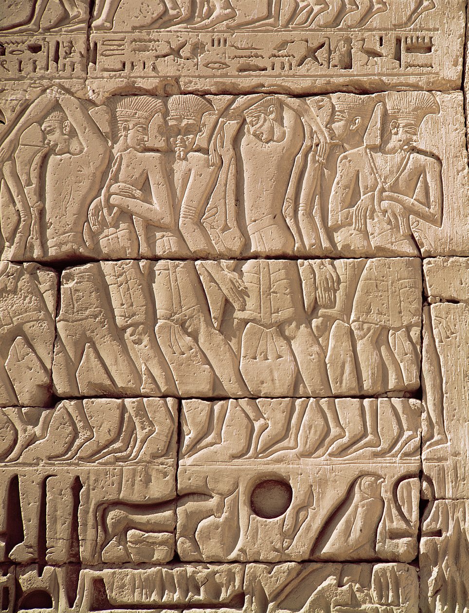 Prisonniers philistins emmenés, du temple de Ramsès III (c.1184-1153 av. J.-C.) Nouvel Empire - Egyptian 20th Dynasty