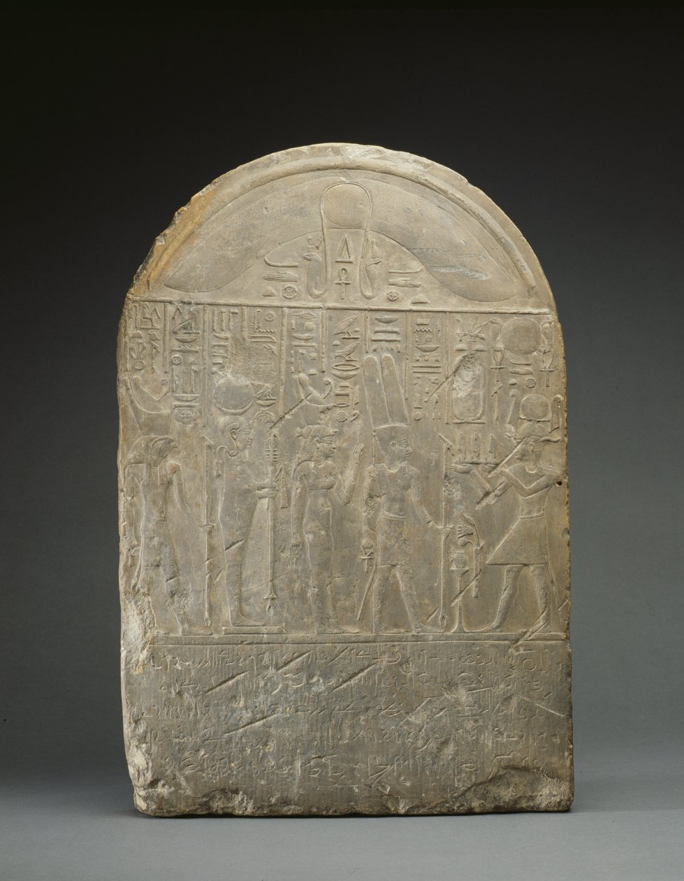 Stèle de donation, avec des textes en hiéroglyphes et démotique, probablement de Semabehdet (Tel Balamun) datée de 301 av. J.-C. - Egyptian Ptolemaic Period