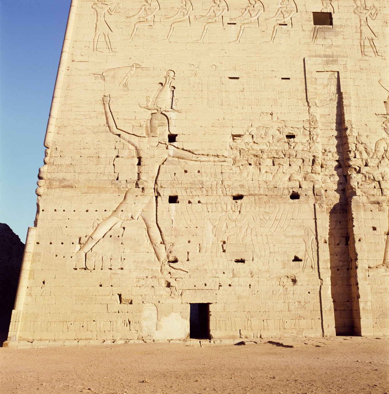 Ptolémée XII (c.112-51 av. J.-C.) frappant ses ennemis, du pylône d