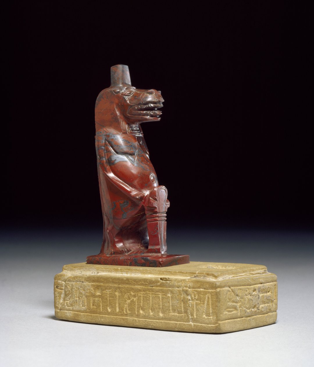 Déesse hippopotame Taueret, tenant une tresse de papyrus roulé formant le signe hiéroglyphique protecteur, 