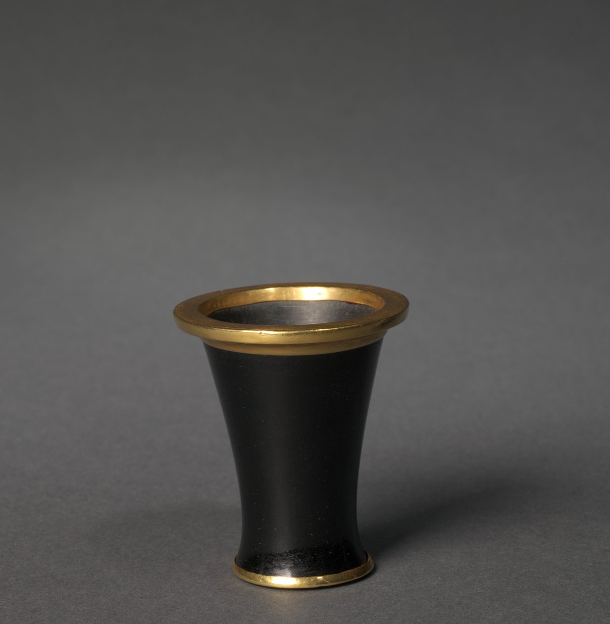 Vase cosmétique (gobelet), c.1859-1814 av. J.-C. - Egyptian 12th Dynasty