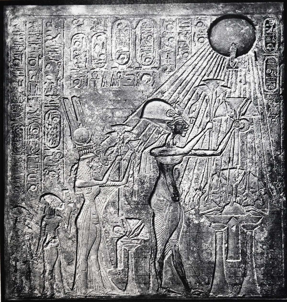 Akhenaton (Amenhotep IV) pharaon hérétique, régnant vers 150 av. J.-C., ici avec Néfertiti et leurs deux filles offrant des cadeaux au Soleil. Bas-relief du Temple du Soleil, Thèbes - Egyptian 18th Dynasty