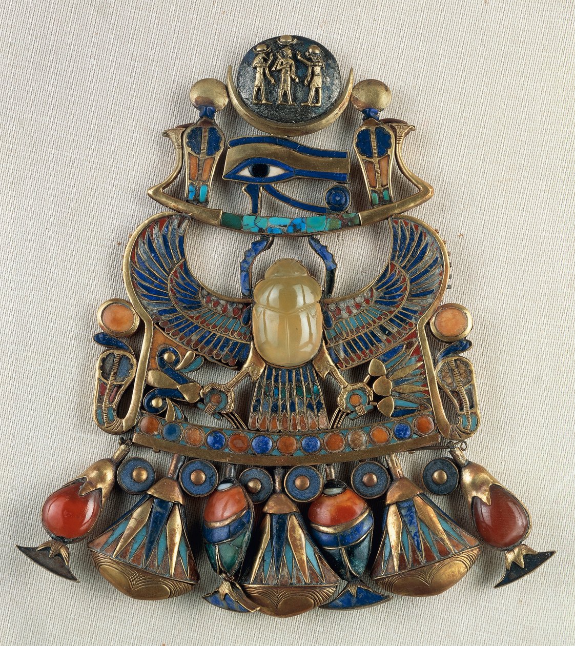 Plastron avec emblèmes solaires et lunaires, de la tombe de Toutankhamon, Thèbes, Égypte, art de l