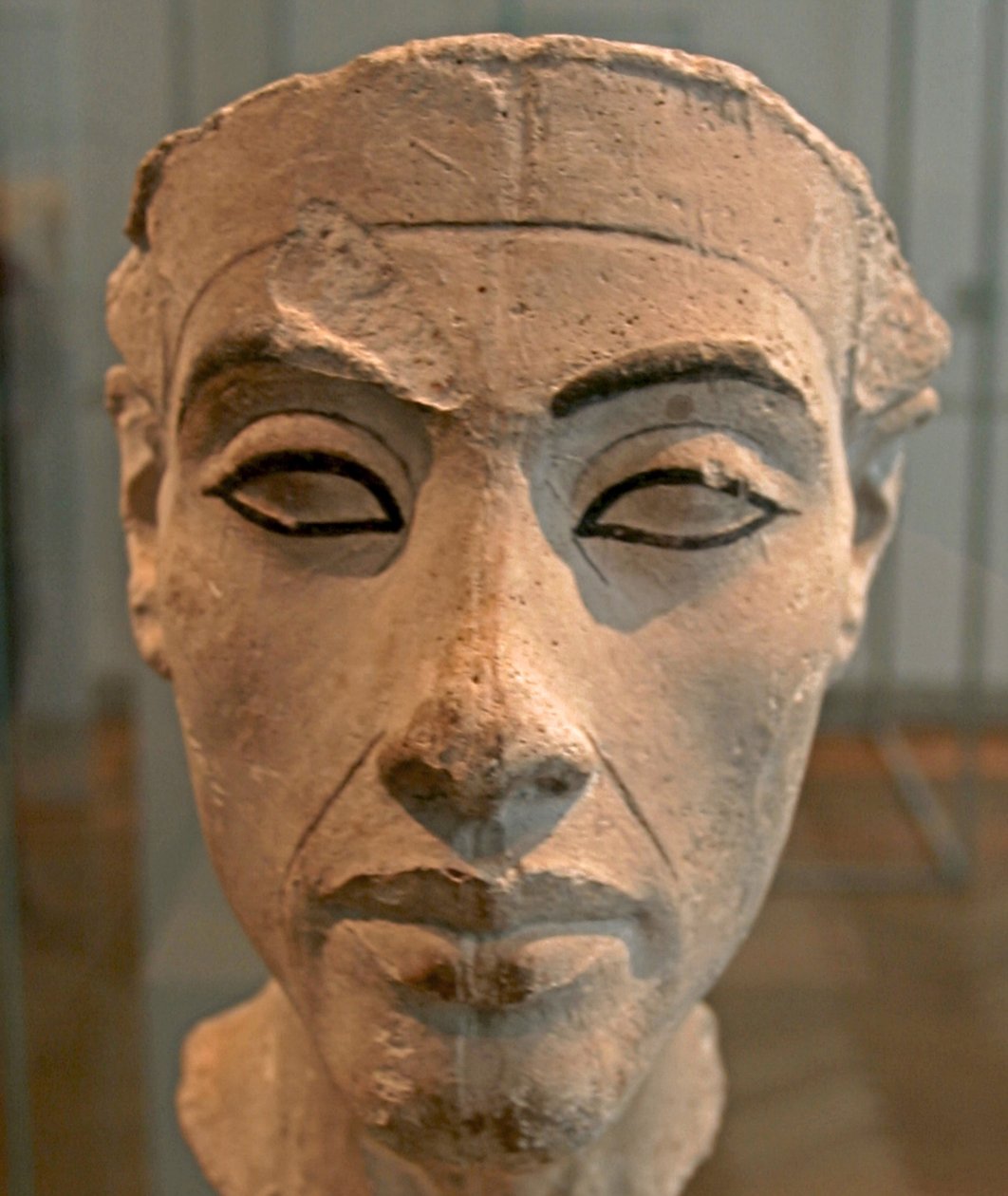 Buste de Néfertiti (c1370- c1330 av. J.-C.) Grande Épouse Royale (principale épouse) du pharaon égyptien Akhenaton. Néfertiti et son mari étaient connus pour une révolution religieuse. Ils ont commencé à adorer un seul dieu, Aton, le disque solaire. - Egyptian 18th Dynasty