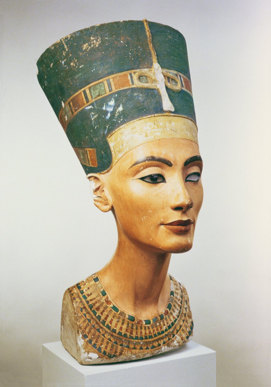 Buste de la reine Néfertiti, du studio du sculpteur Thoutmôsis à Tell el-Amarna (calcaire peint) - Egyptian 18th Dynasty