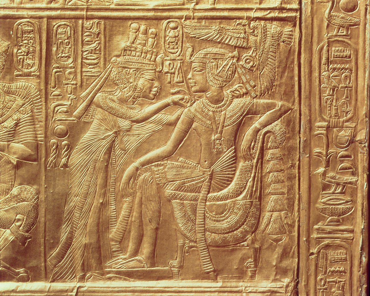 Détail du petit sanctuaire de Toutankhamon représentant la reine attachant un collier autour du cou du roi, Nouvel Empire, c.1340 av. J.-C. (doré) - Egyptian 18th Dynasty