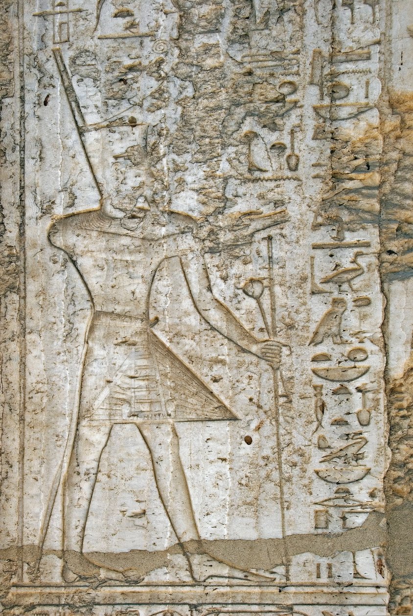 Antiquité égyptienne : détail des reliefs de la chapelle en albâtre du pharaon Thoutmosis IV (1419-1387 av. J.-C.) le représentant portant les symboles du pouvoir. Musée en plein air du temple de Karnak Égypte - Egyptian 18th Dynasty