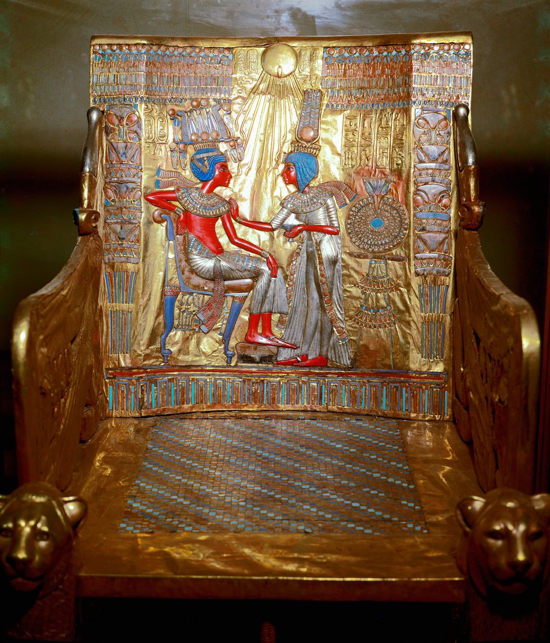 Antiquités égyptiennes : un trône en bois doré et peint de Toutânkhamon faisant partie du trésor du pharaon. Représentation de la reine Ânkhésenamon massant avec de l