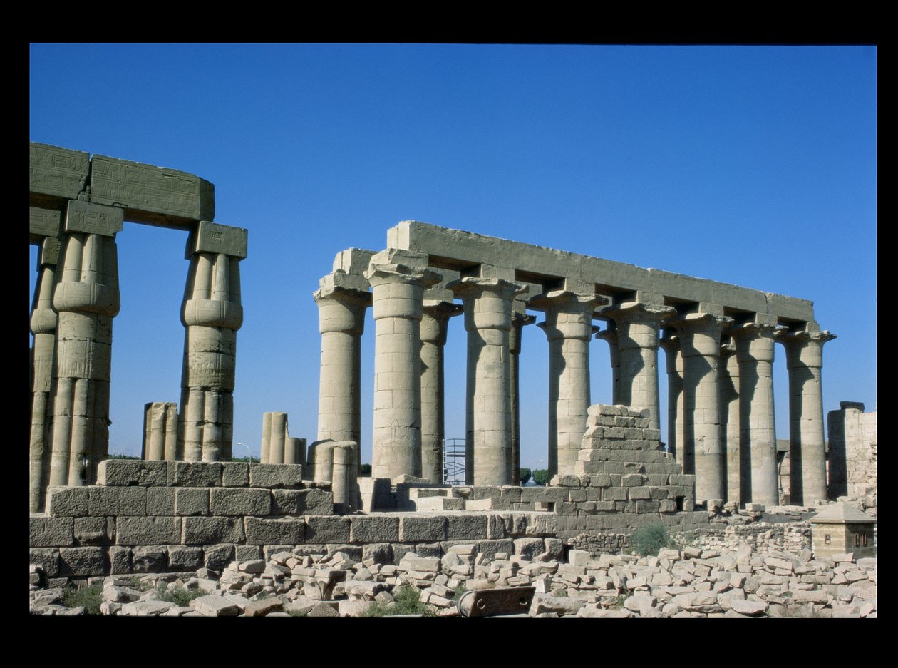 Vue extérieure du sud de la colonnade d