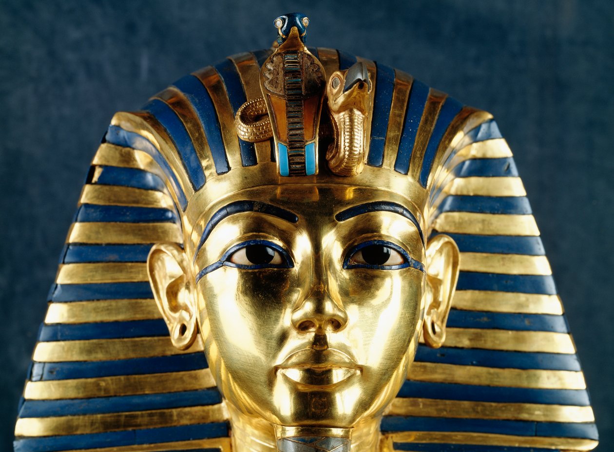 Masque funéraire de Toutankhamon, or battu, céramique et pierres semi-précieuses, de la tombe du pharaon, Thèbes, Égypte, détail, art de l