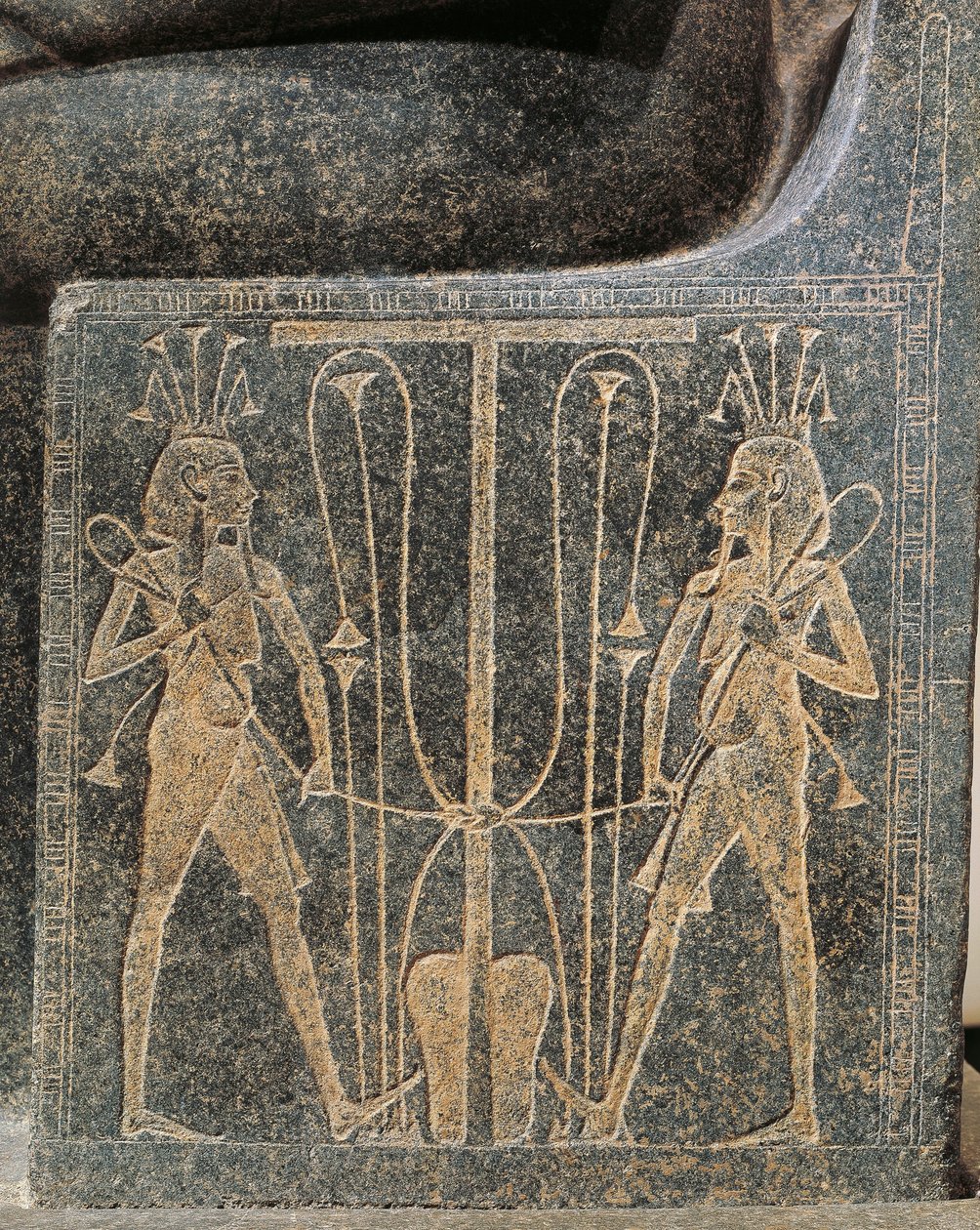 Groupe sculptural en granit avec Horemheb faisant des offrandes au dieu Atoum, détail du trône d