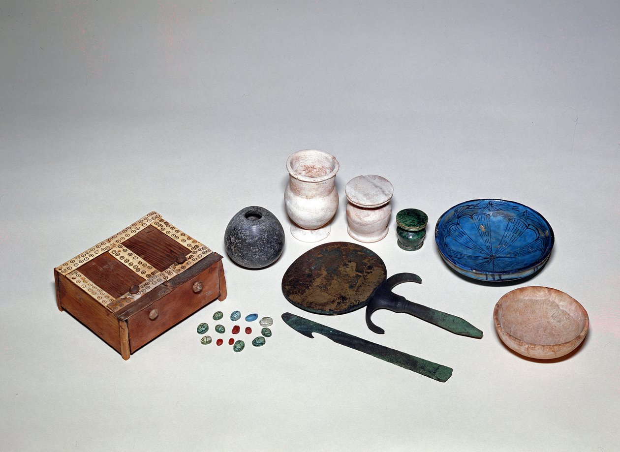 Objets retirés de la tombe d