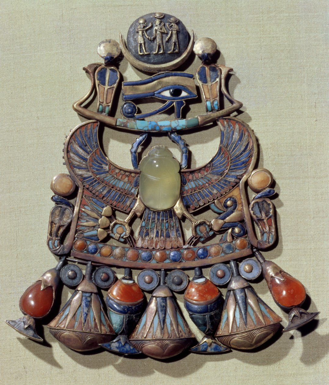 Pectoral avec un scarabée-oiseau, de la tombe de Toutankhamon (c.1370-52 av. J.-C.) Nouveau Royaume - Egyptian 18th Dynasty