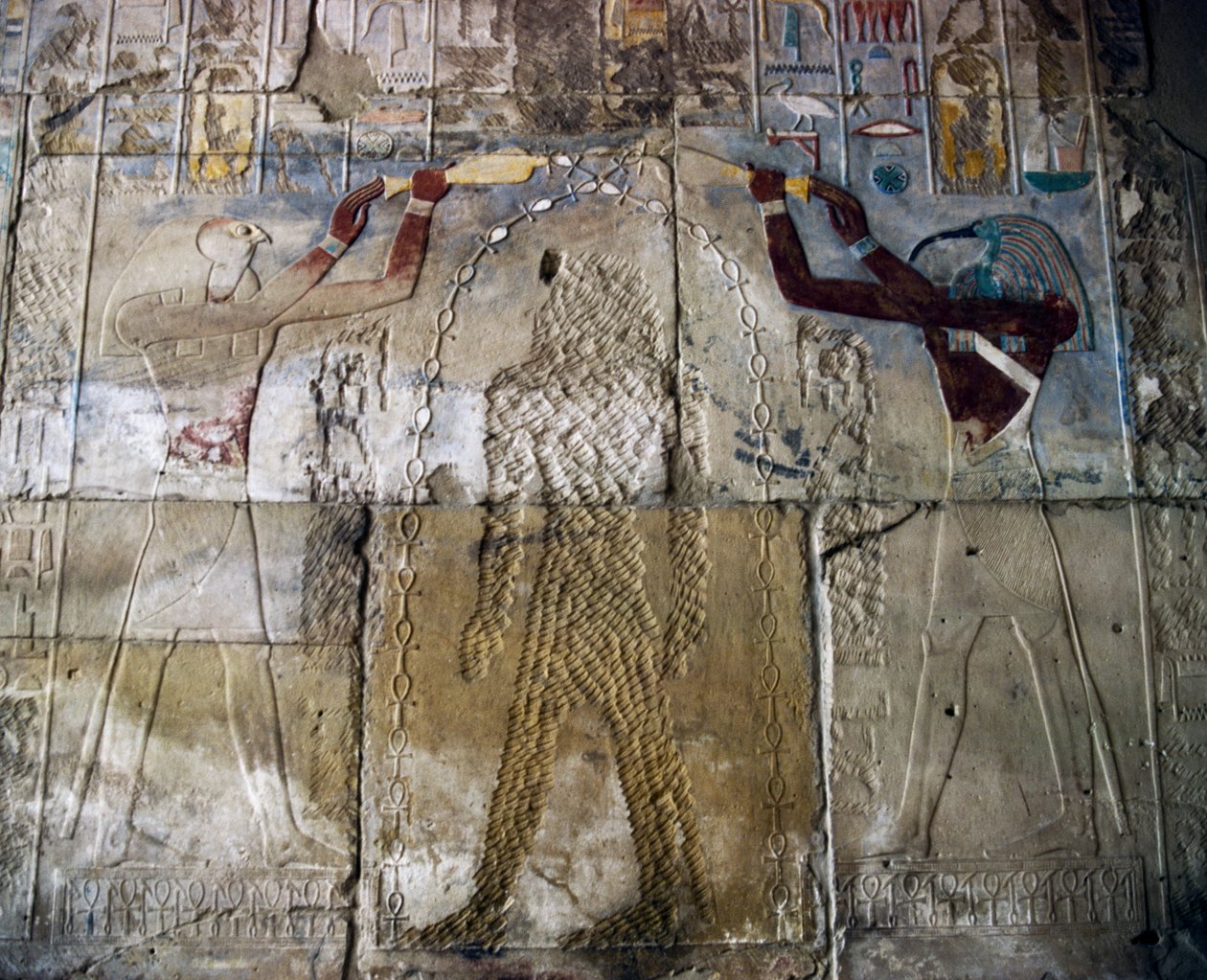 Reine Hatchepsout entre le dieu Horus et le dieu Thot, relief peint, salle de la Chapelle Rouge de Hatchepsout, complexe du temple de Karnak (Liste du patrimoine mondial de l