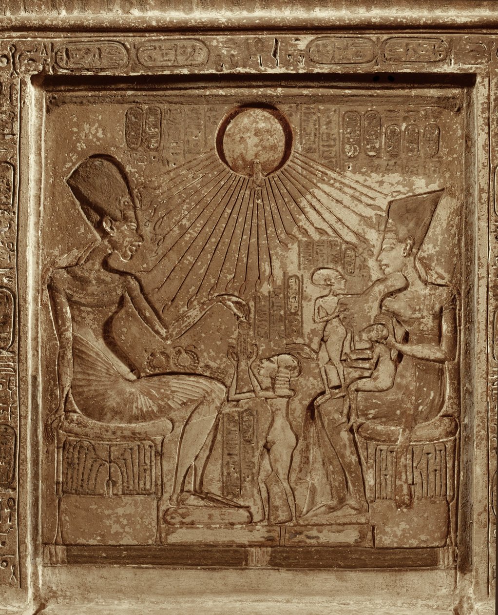 La vie de famille royale : Pharaon Aménophis IVAkhnaton, la reine Néfertiti et ses trois filles, en train d