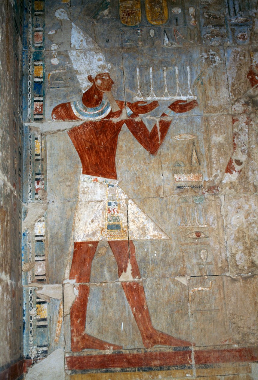Scène avec reine faisant une offrande, salle sud-est, mur est, cour supérieure, temple funéraire d