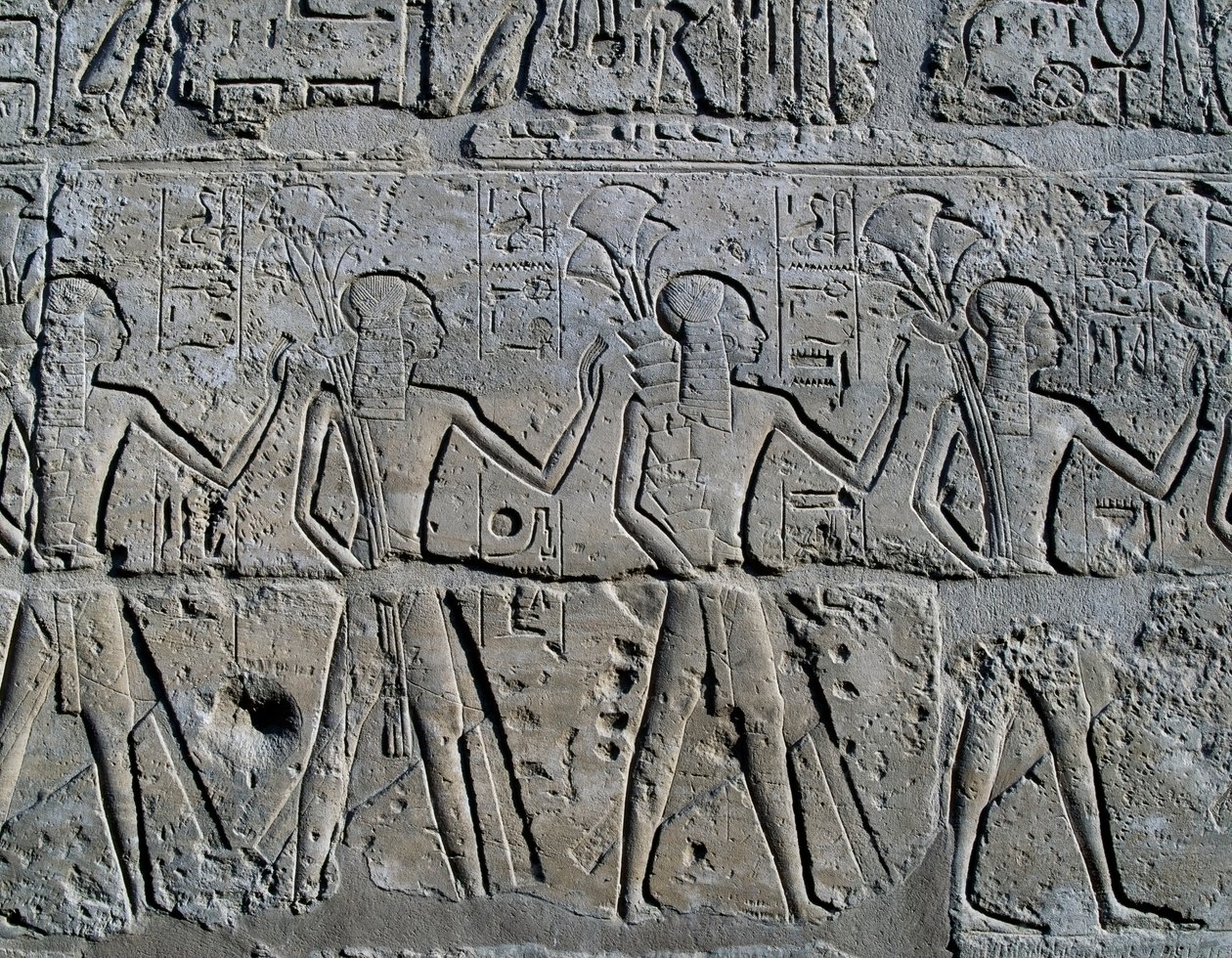 Personnages symbolisant les districts miniers apportant leurs tributs au dieu, relief, Cour de Ramsès II, Temple d