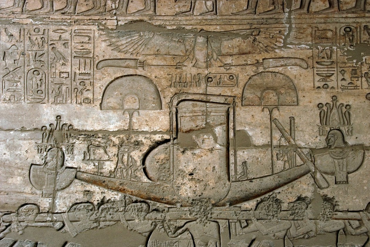 Antiquité égyptienne : vue des reliefs représentant la procession de la barque sacrée, Temple mémorial dédié au pharaon Ramsès II (1279-1213 av. J.-C.), site de Ramasseum (Ramesseum) à Louxor, Égypte. - Egyptian 19th Dynasty