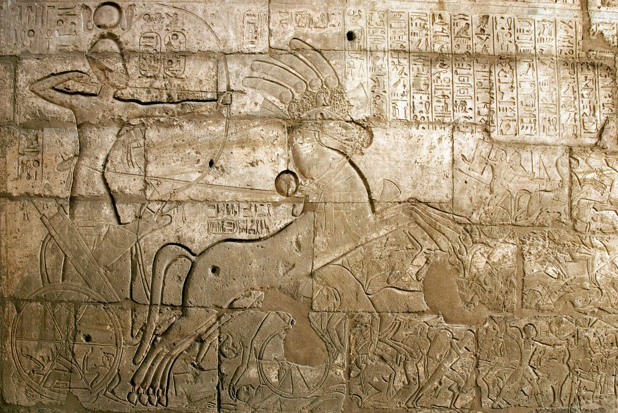 Antiquité égyptienne : vue des reliefs célébrant les exploits de Ramsès II lors de la bataille de Qadesh en 1274 av. J.-C., le pharaon est représenté sur son char, temple funéraire dédié au pharaon Ramsès II (1279-1213 av. J.-C.), site de Ramasseum (Ramess - Egyptian 19th Dynasty