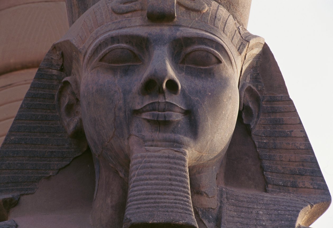 Visage de la statue de Ramsès II assis, Nécropole thébaine (Liste du patrimoine mondial de l