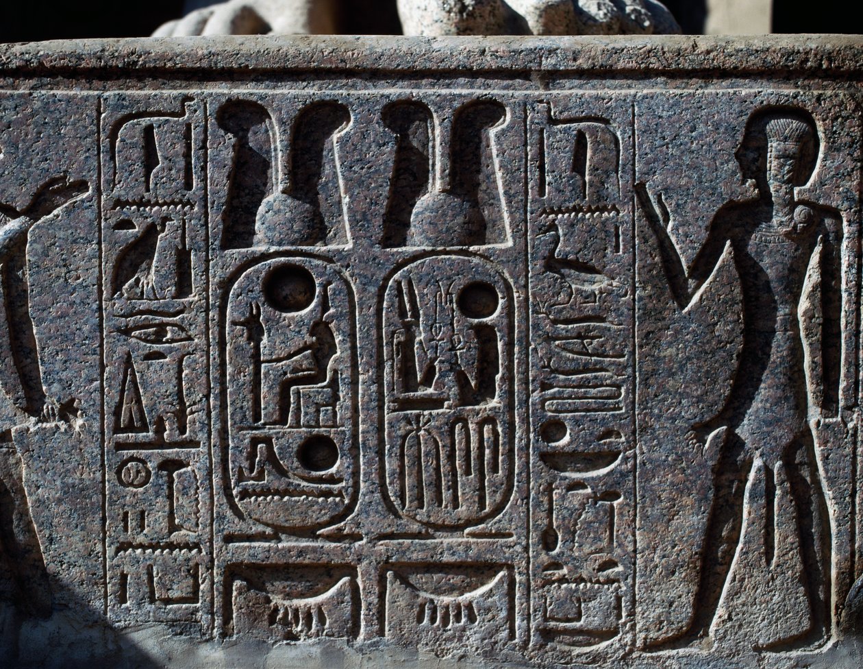 Hiéroglyphes, détail du sabot de la statue colossale du roi, Cour de Ramsès II, Temple d