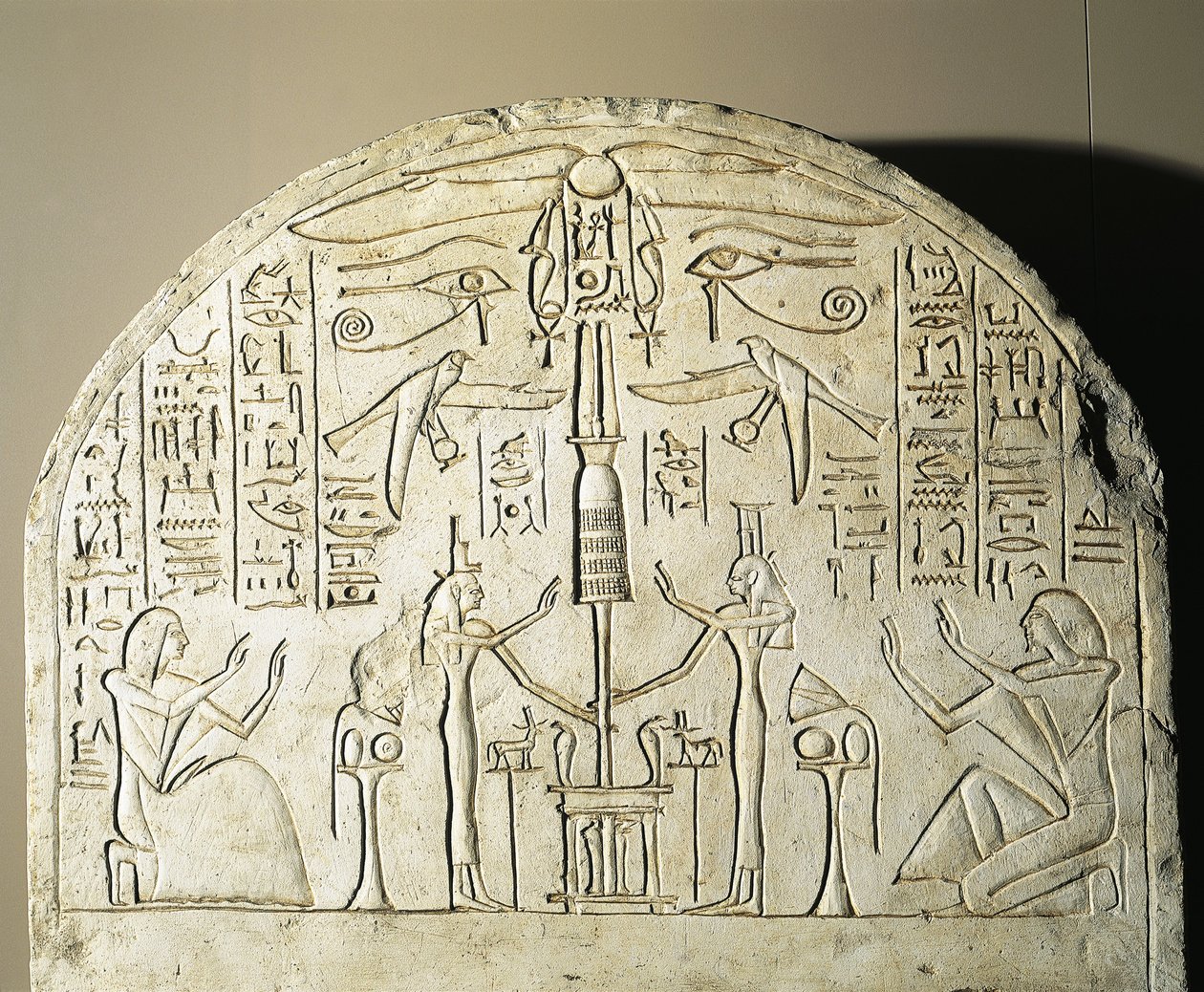 Stèle en calcaire de Perinefer, avec Isis et Neftis adorant un fétiche représentant Osiris, d