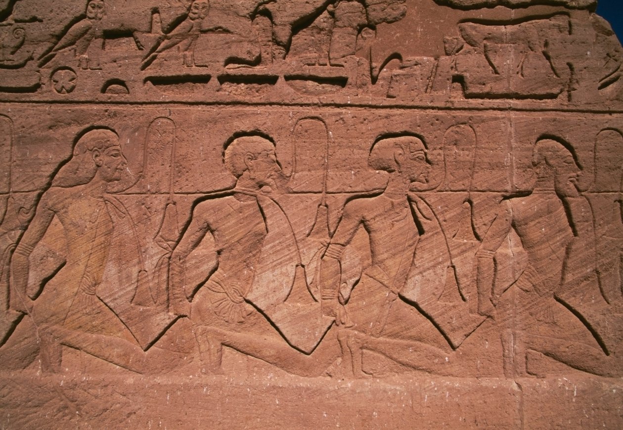 Prisonniers du Nord, bas-relief à la base des géants du Grand Temple de Ramsès II, Abou Simbel (Liste du patrimoine mondial de l