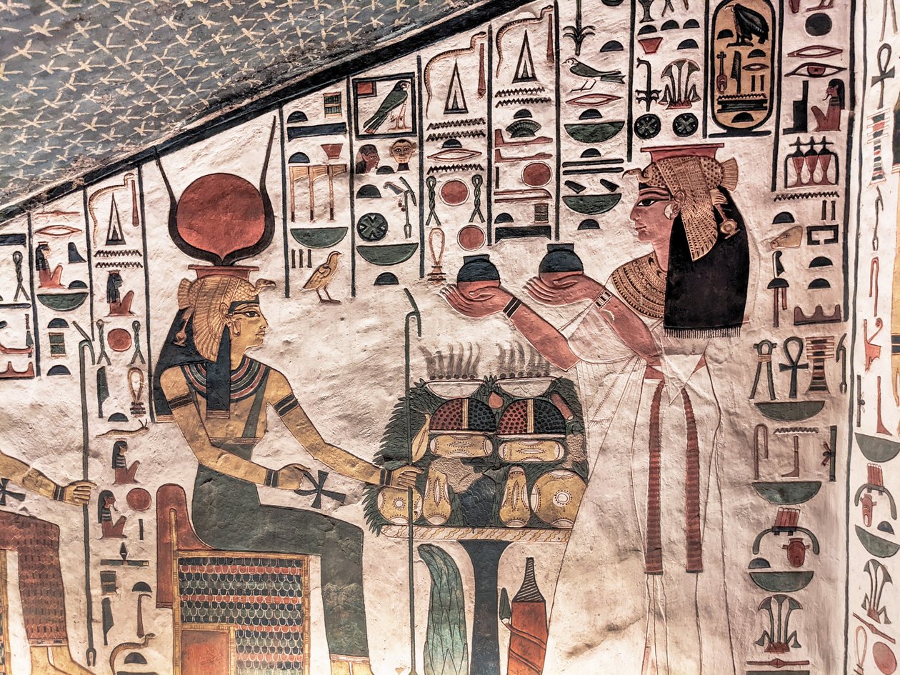 Reine offrant des vases rituels - Egyptian 19th Dynasty