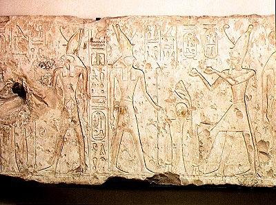Relief représentant Ramsès II faisant des offrandes rituelles à la famille d