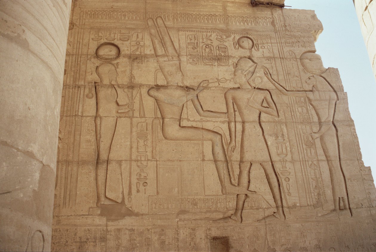 Relief représentant la déesse à tête de lionne Mout présentant Ramsès II à un Amon trônant, qui lui donne un ankh, de la Grande Salle Hypostyle, Nouvel Empire - Egyptian 19th Dynasty