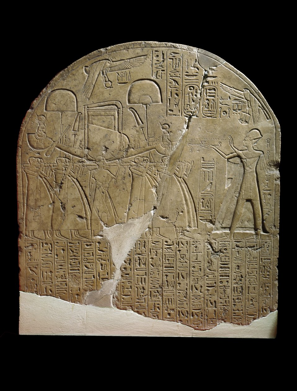 Stèle dédiée à Isis par le surveillant des travaux dans les temples de Ramsès II à Koptos, représentant le roi offrant de l