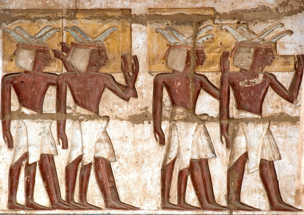 Antiquité égyptienne : première cour, détail des reliefs peints représentant un groupe de Nubiens apportant des offrandes au pharaon. Temple funéraire de Ramsès III (1187-1156 av. J.-C.). Louxor, Medinet Habou, Égypte - Egyptian 20th Dynasty