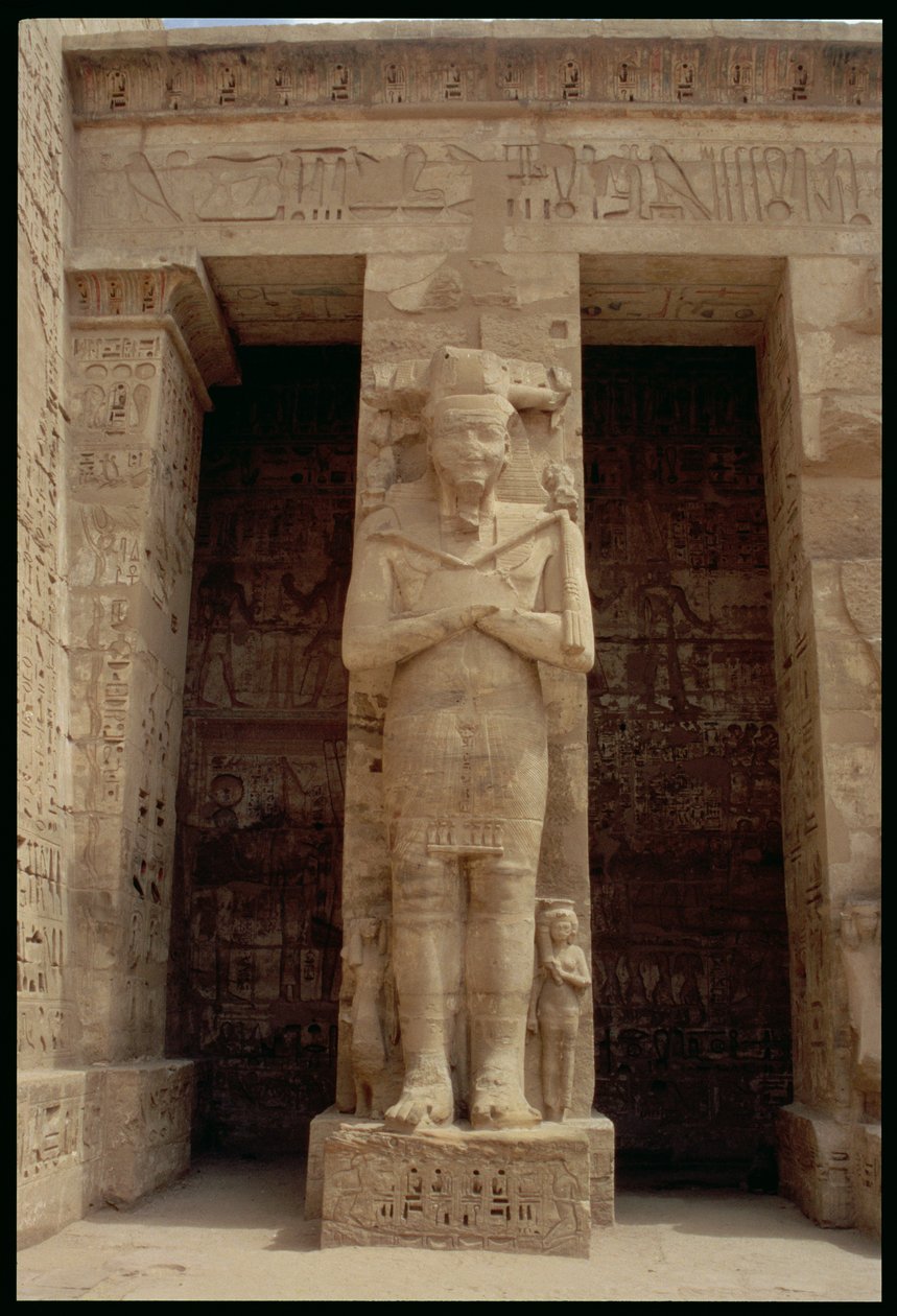 Une des figures debout de Ramsès III (c.1184-1153 av. J.-C.) en tant que dieu Osiris, côté est de la première cour ou, la Salle des Apparitions, du Temple funéraire de Ramsès III, Nouvel Empire, c.1185-10 - Egyptian 20th Dynasty