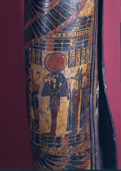 Détail de sarcophage montrant Re-Harakhty avec disque solaire, tenant des sceptres de croix et de fléau, deux fils d