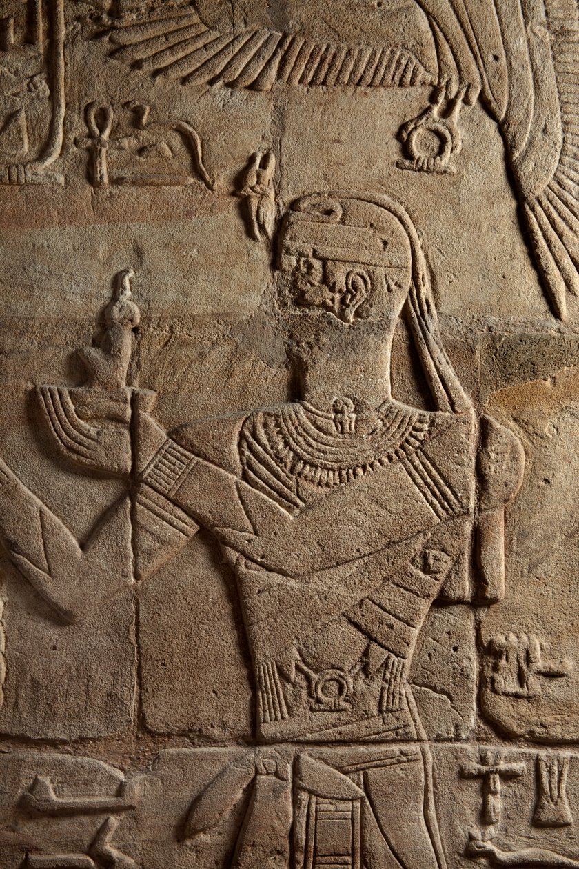 Relief sur un sanctuaire érigé par le pharaon Taharqa dans la cour du temple d