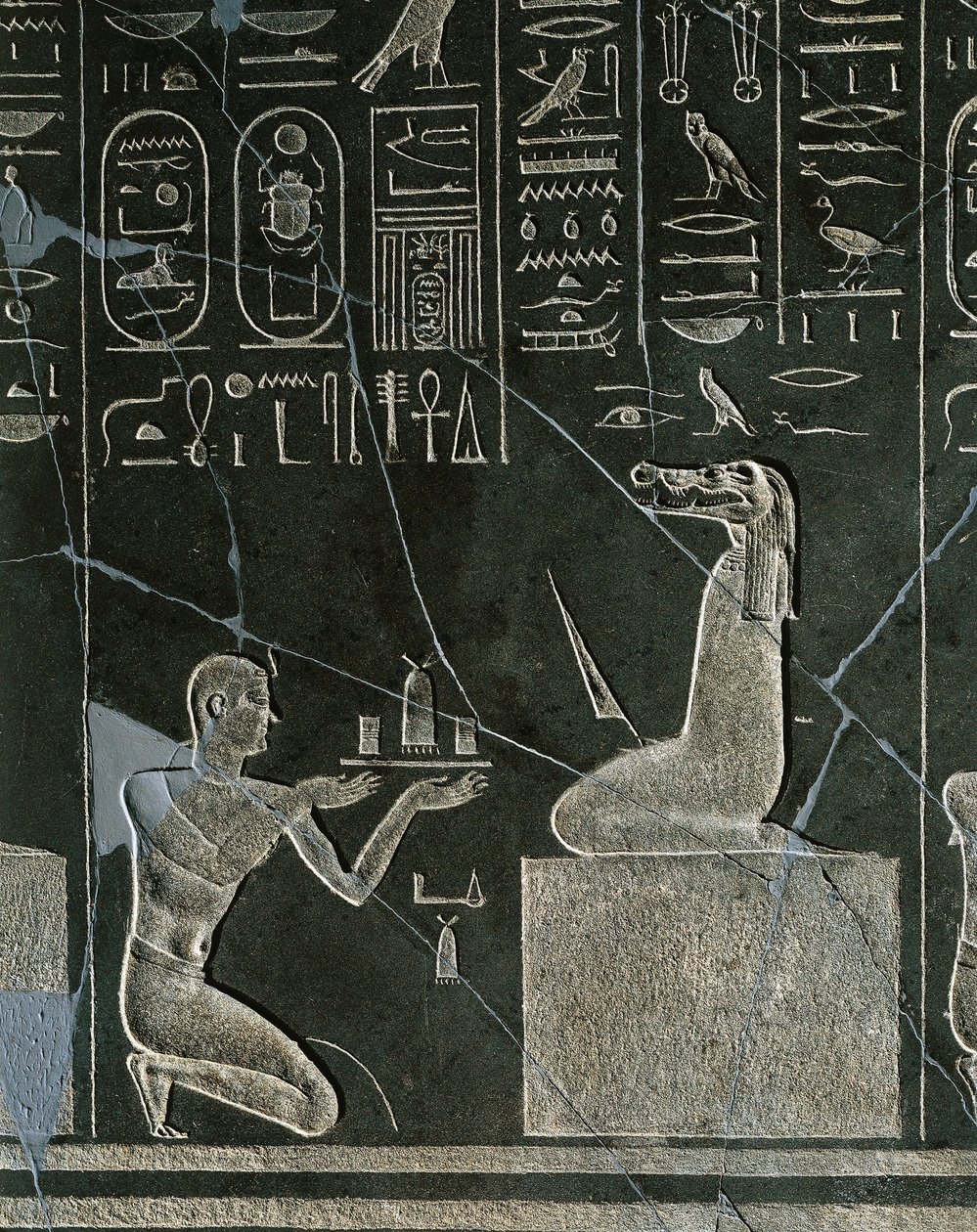 Relief en dolérite de Nectanébo I, roi offrant un cadeau au démon à tête de crocodile, d