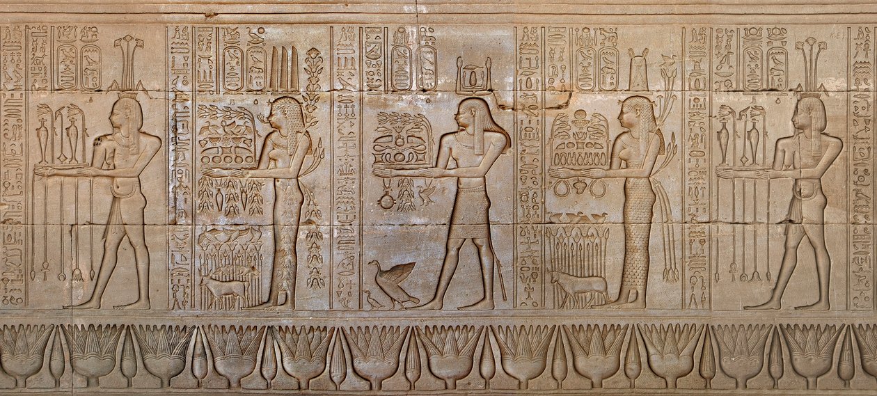 Antiquité égyptienne : procession de divinités - Détail du mur est du temple de la déesse Hathor à Dendérah, Égypte - Civilisation égyptienne : procession de divinités, sculptée sur le mur du temple d