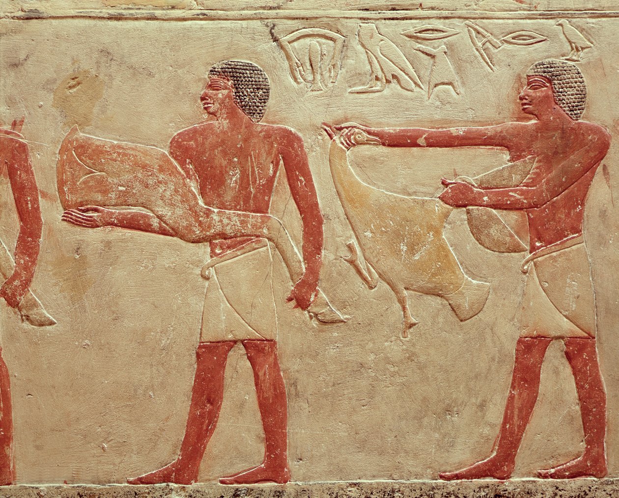 Relief représentant des serviteurs portant une cuisse de bœuf et un canard, de la tombe de la princesse Idut, Ancien Empire, c.2330 av. J.-C. - Egyptian 6th Dynasty